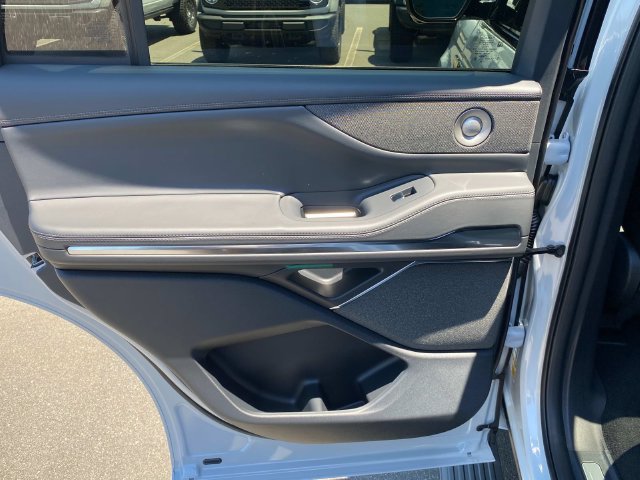 New 2026 Lincoln Navigator Reserve w/ Jet Appearance Package AWD/4WD image 8
