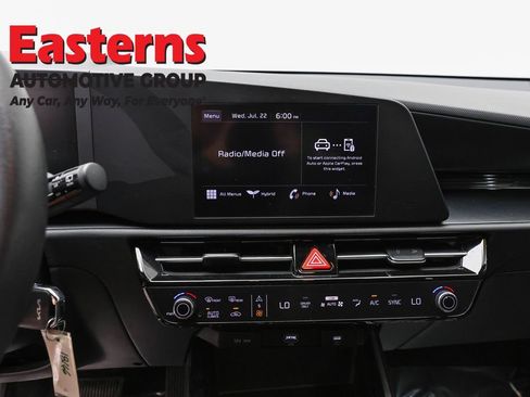 Used 2025 Kia Niro LX FWD image 12