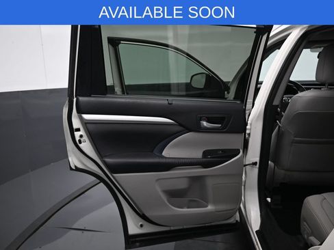 Used 2016 Toyota Highlander XLE AWD/4WD image 27