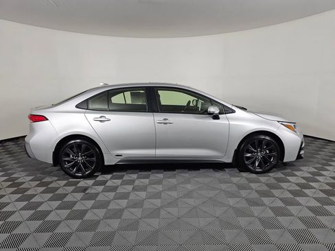 Used 2025 Toyota Corolla SE w/ SE Premium Package image 2