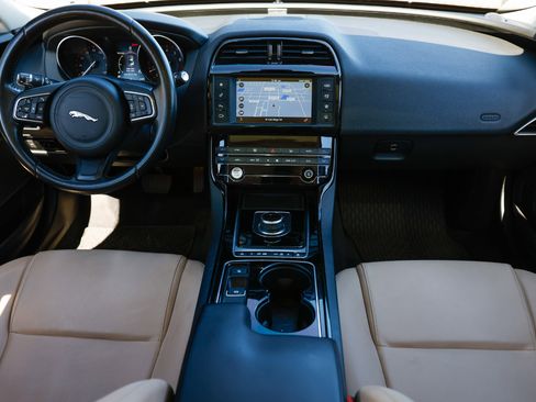 Used 2017 Jaguar XE Premium image 2