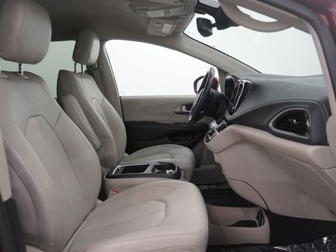 Used 2021 Chrysler Pacifica Touring-L image 13