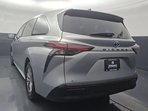 Used 2022 Toyota Sienna XLE AWD/4WD image 5