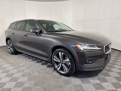 Used 2025 Volvo V60 B5 Cross Country Plus AWD/4WD image 9