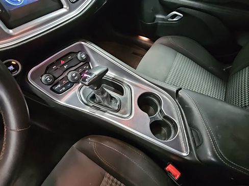 Used 2015 Dodge Challenger SXT image 19