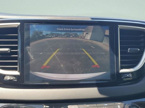 Used 2023 Chrysler Pacifica Touring-L image 17