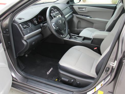 Used 2017 Toyota Camry SE image 19