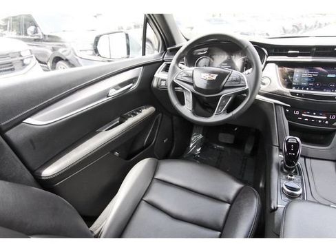 Used 2025 Cadillac XT5 Luxury FWD image 7