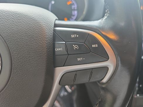 Used 2020 Jeep Grand Cherokee Altitude AWD/4WD image 19