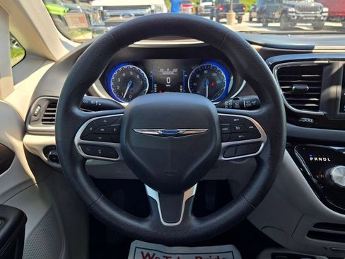 Used 2019 Chrysler Pacifica Touring Plus FWD image 18