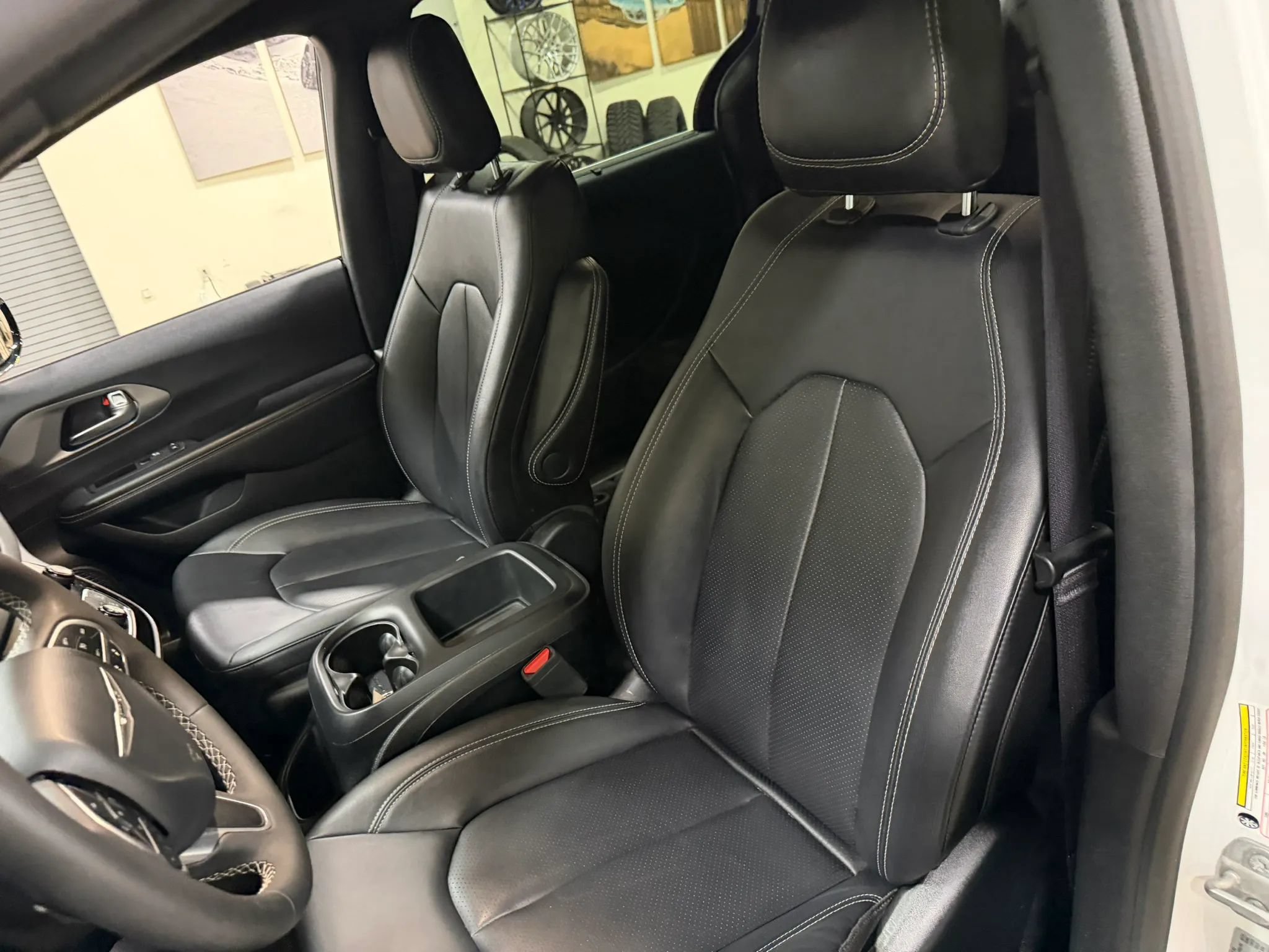 Used 2025 Chrysler Pacifica Select FWD image 45