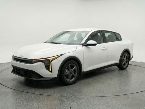 Used 2025 Kia K4 LXS image 3