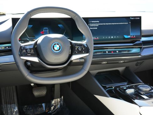 Used 2025 BMW i5 eDrive40i image 10