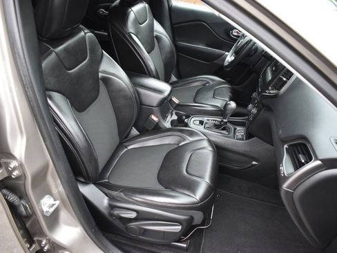 Used 2019 Jeep Cherokee Latitude Plus w/ Comfort/Convenience Group FWD image 20