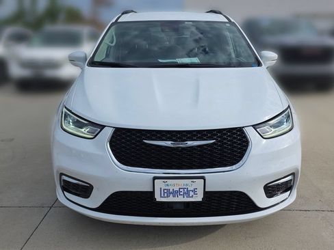 Used 2022 Chrysler Pacifica Touring-L FWD image 8