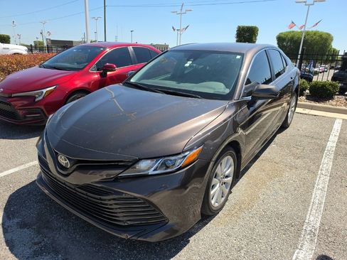 Used 2020 Toyota Camry LE image 2