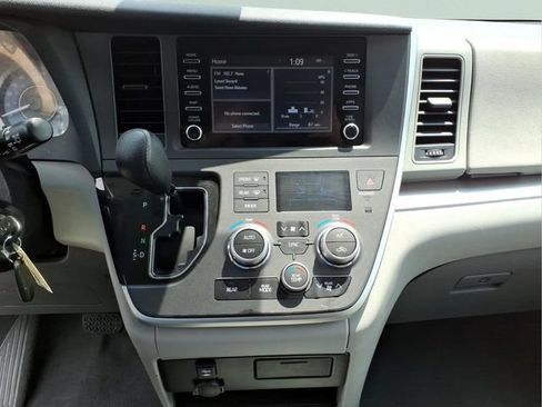 Used 2020 Toyota Sienna L FWD image 18