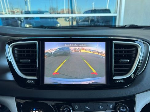 Used 2024 Chrysler Pacifica Touring-L image 18