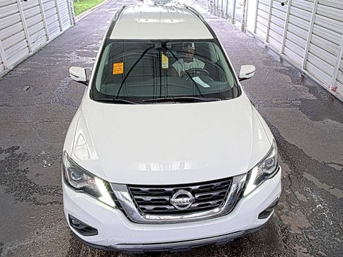 Used 2018 Nissan Pathfinder SV FWD image 2