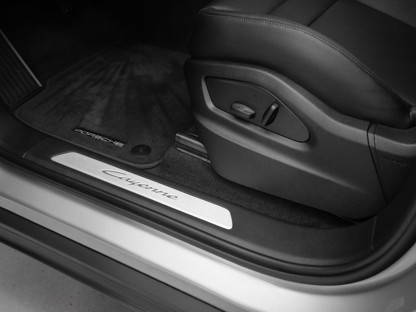 Certified 2025 Porsche Cayenne AWD/4WD image 23