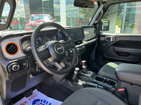 Used 2025 Jeep Gladiator Mojave AWD/4WD image 4