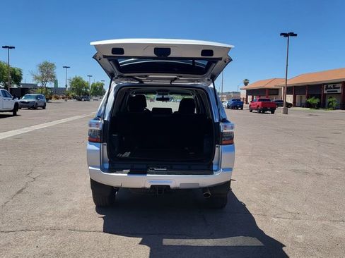 Used 2018 Toyota 4Runner SR5 AWD/4WD image 11