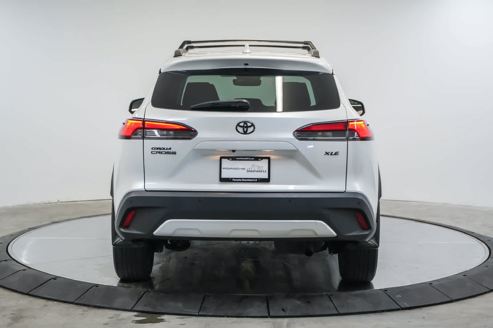 Used 2023 Toyota Corolla Cross XLE w/ Convenience Package FWD image 9