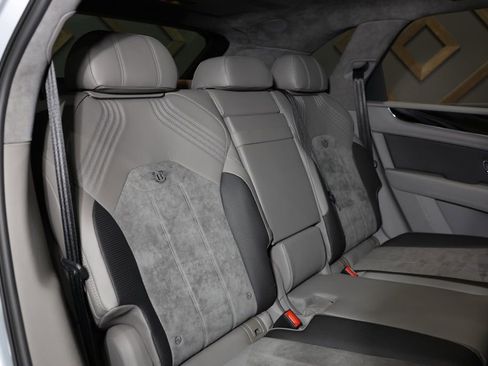 Used 2022 Bentley Bentayga image 7