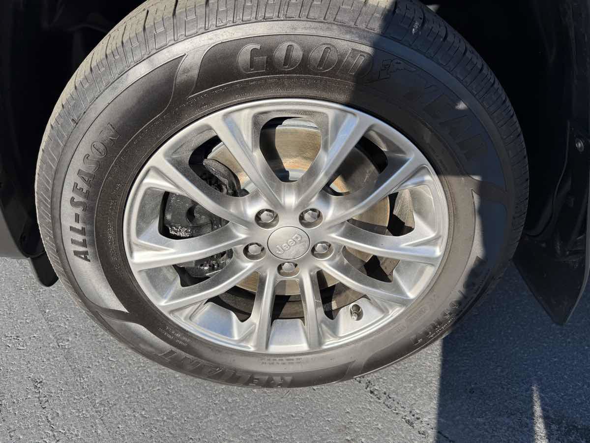 Used 2019 Jeep Cherokee Latitude Plus AWD/4WD image 8