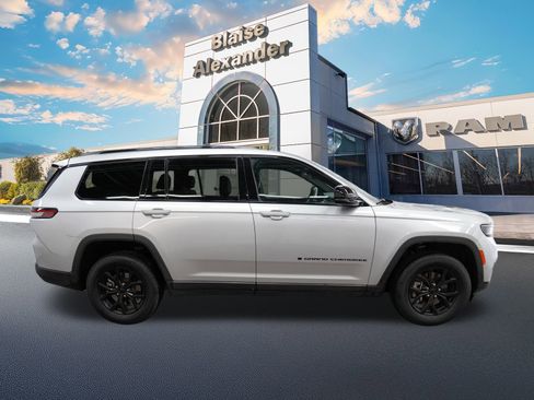 Used 2024 Jeep Grand Cherokee L Laredo image 2