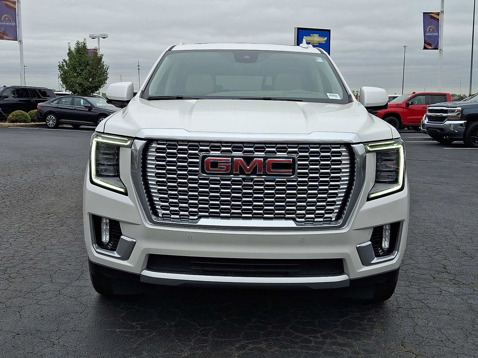 Used 2024 GMC Yukon XL Denali w/ Denali Reserve Package AWD/4WD image 2