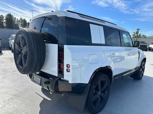 Used 2025 Land Rover Defender 110 X-Dynamic SE image 4