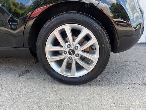 Used 2017 Kia Soul + FWD image 33