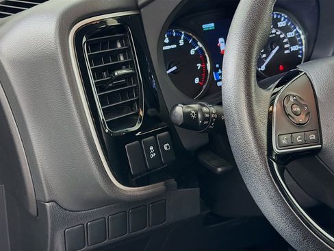 Used 2018 Mitsubishi Outlander SE image 11