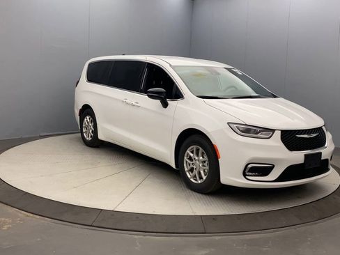 New 2026 Chrysler Pacifica Select FWD image 7
