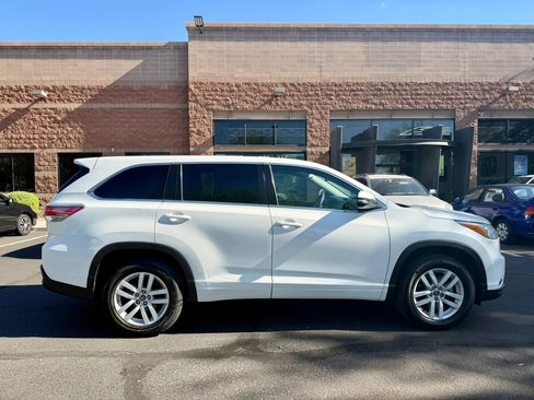 Used 2016 Toyota Highlander LE FWD image 4
