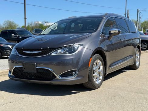 Used 2017 Chrysler Pacifica Limited image 2