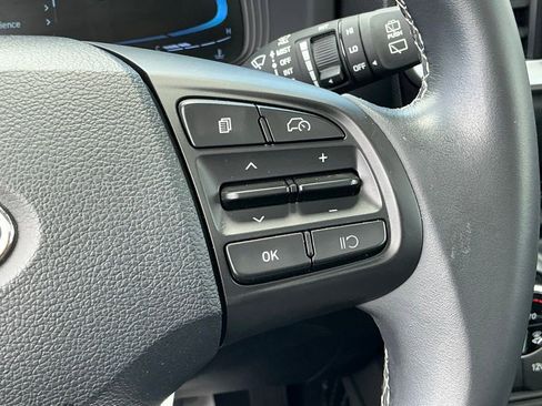 Used 2025 Hyundai Venue SEL FWD image 25