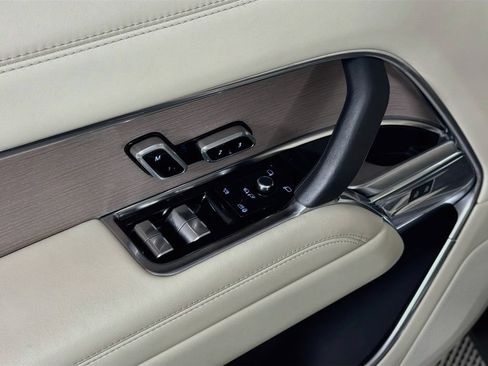 Certified 2025 Land Rover Range Rover SE AWD/4WD image 18