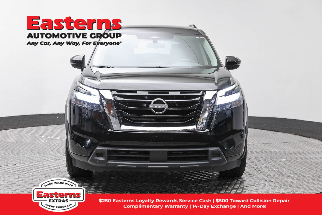 Used 2024 Nissan Pathfinder SV FWD image 3