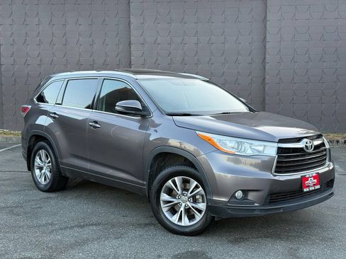 Used 2014 Toyota Highlander XLE AWD/4WD image 3