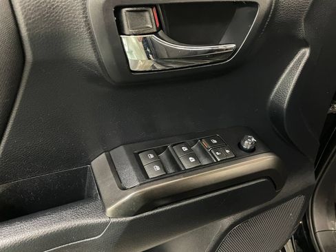 Used 2019 Toyota Tacoma TRD Off-Road AWD/4WD image 25