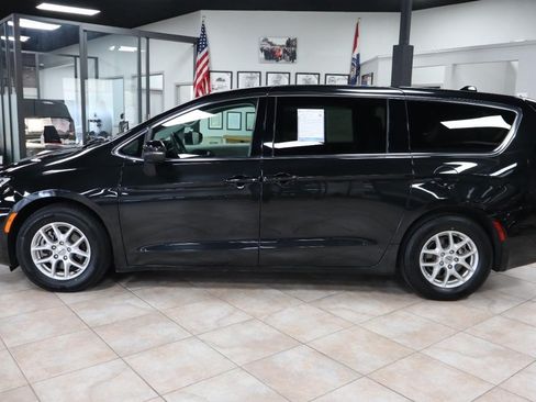 Used 2023 Chrysler Pacifica Touring-L FWD image 3