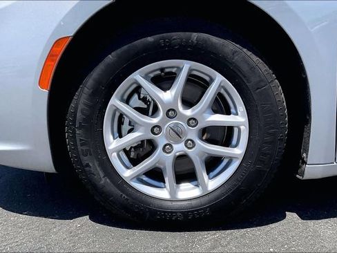 Used 2023 Chrysler Pacifica Touring-L FWD image 8