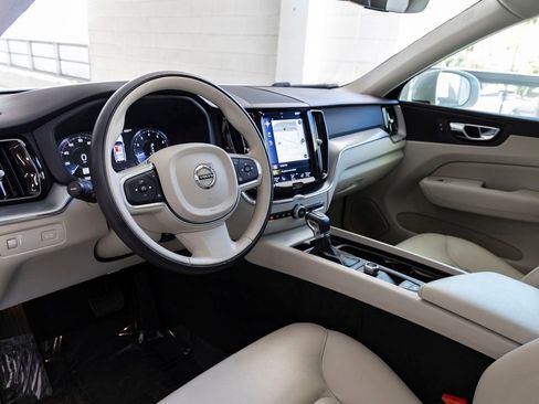 Used 2018 Volvo XC60 T5 Momentum w/ Vision Package image 15