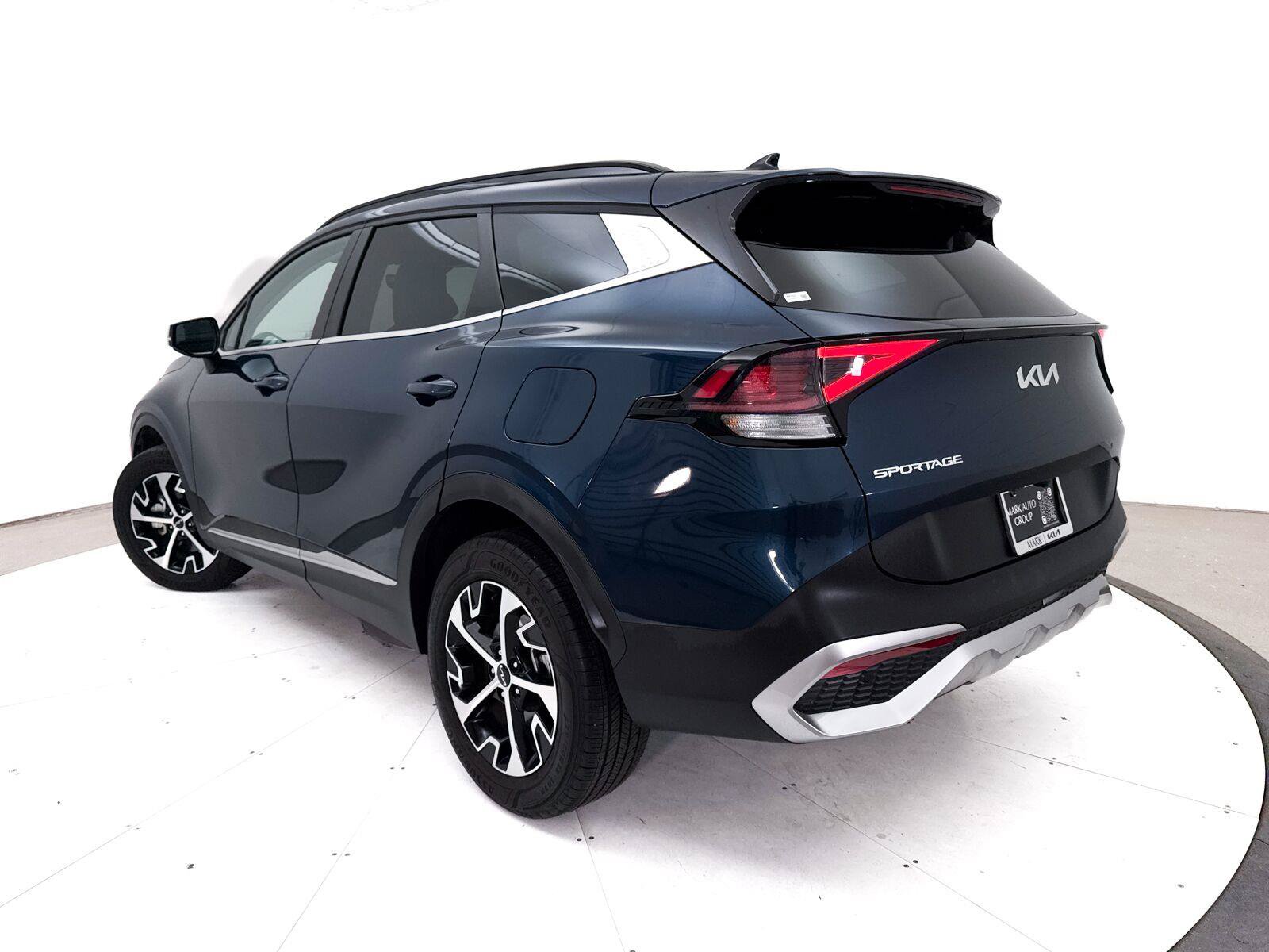 Used 2025 Kia Sportage EX w/ EX Premium Package AWD/4WD image 2