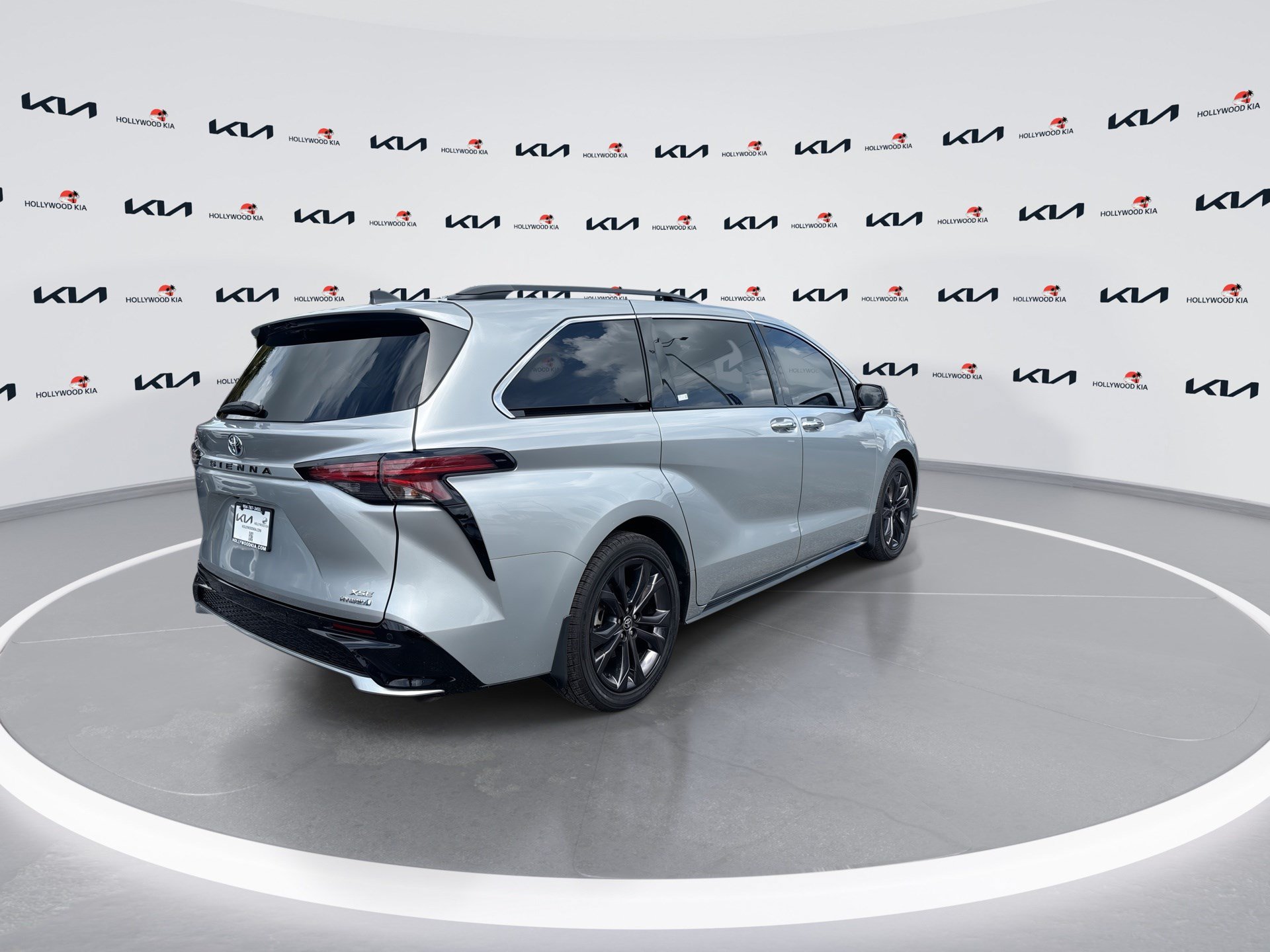 Used 2022 Toyota Sienna XSE FWD image 8