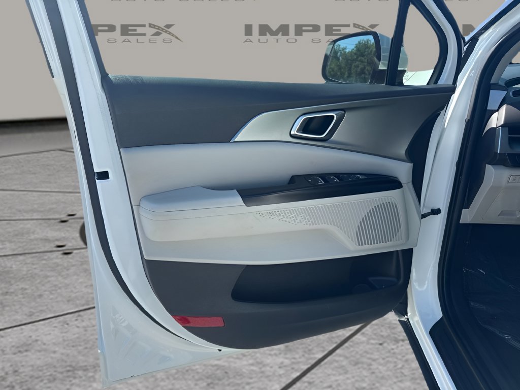 Used 2024 Kia Carnival LX FWD image 16