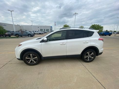 Used 2017 Toyota RAV4 XLE AWD/4WD image 5