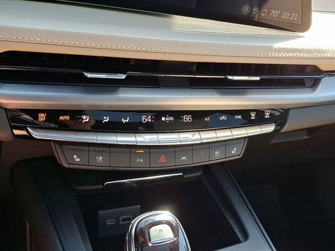 Used 2024 Cadillac XT4 Premium Luxury w/ Technology Package FWD image 19